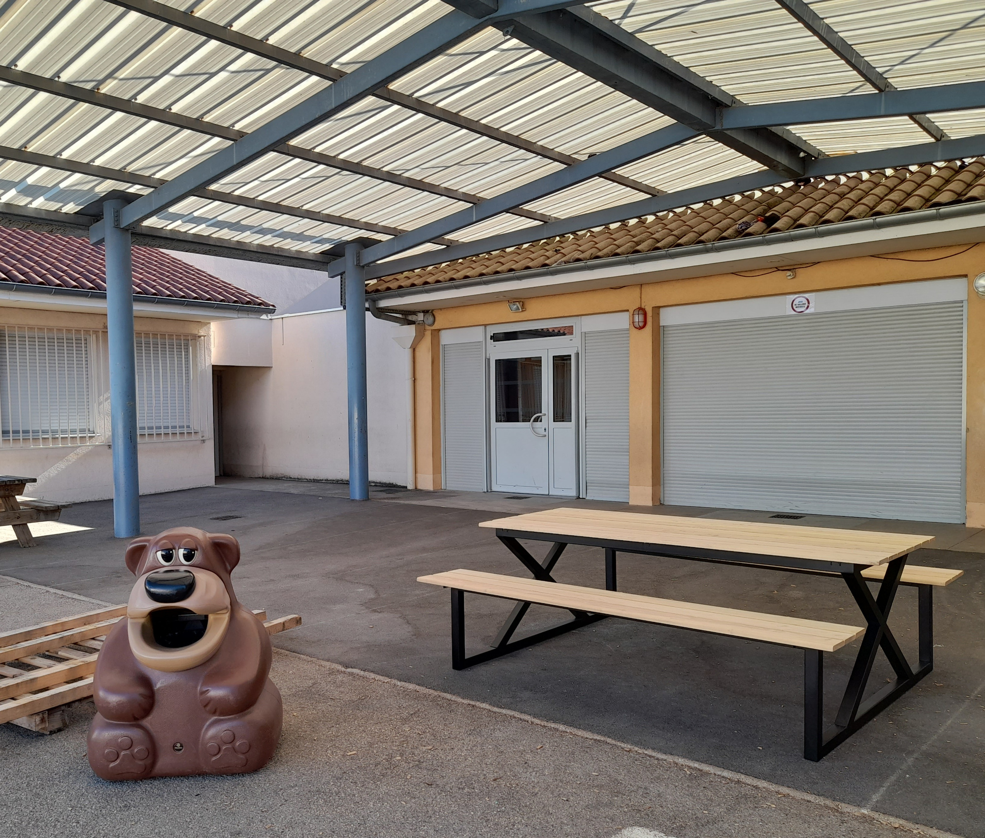 Table de pique-nique Mobilier pour une cour d'école Peronnas